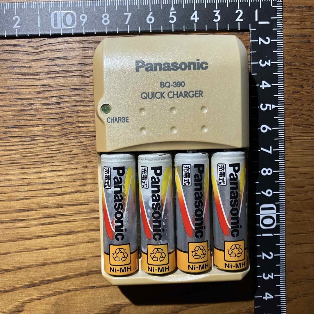 Panasonic(パナソニック)の【ジャンク】 Panasonic 急速充電器BQ-390 劣化した充電池4本付き スマホ/家電/カメラのスマートフォン/携帯電話(バッテリー/充電器)の商品写真