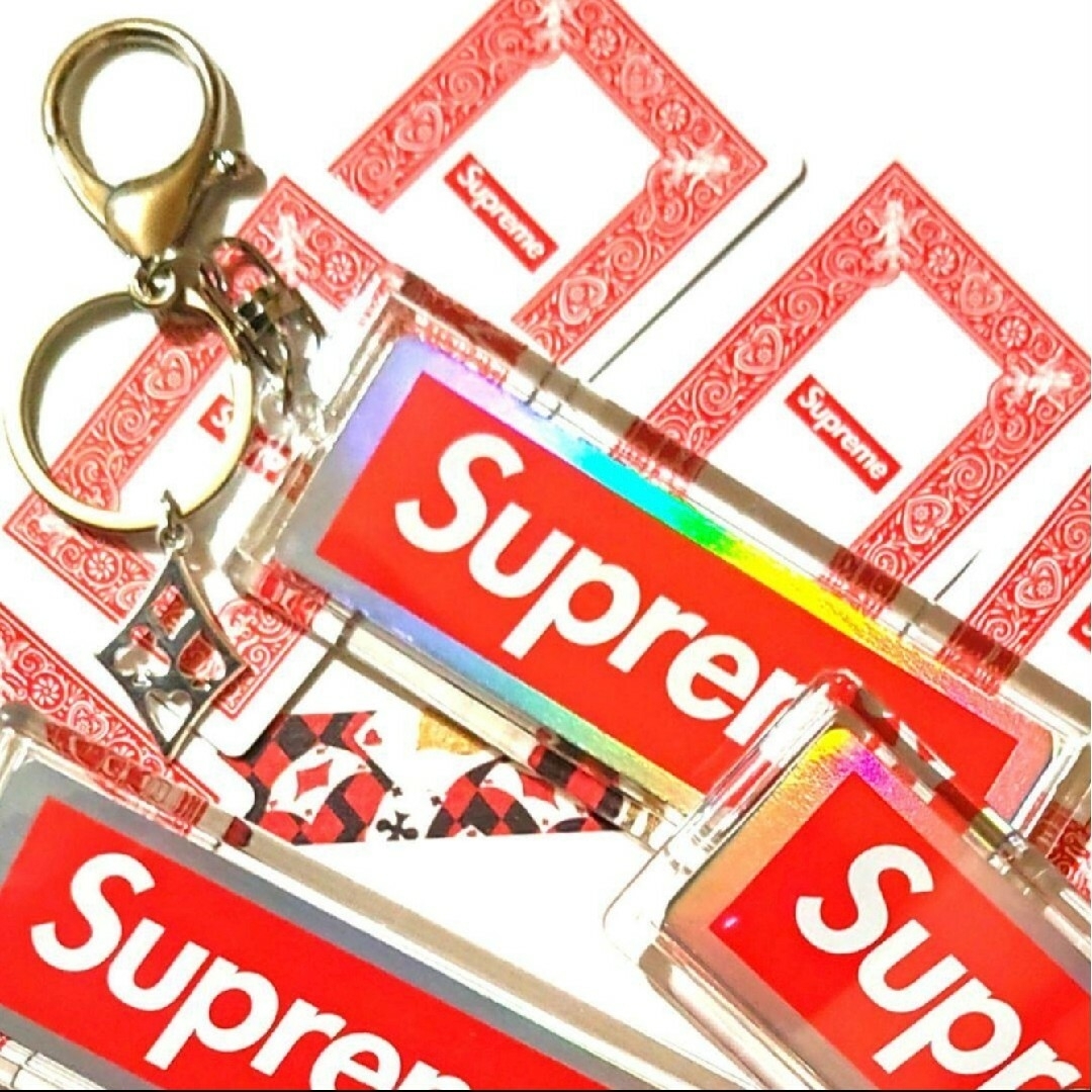 Supreme(シュプリーム)の豪華Supremeホログラムトランプ２枚＆シルバートランプチャームキーホルダー② メンズのファッション小物(キーホルダー)の商品写真