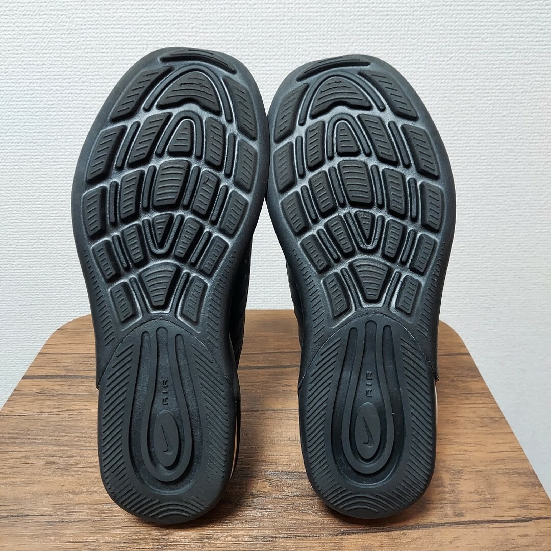 NIKE(ナイキ)のNIKE ナイキ エアマックス アクシス　ウィメンズ　23.5cm レディースの靴/シューズ(スニーカー)の商品写真