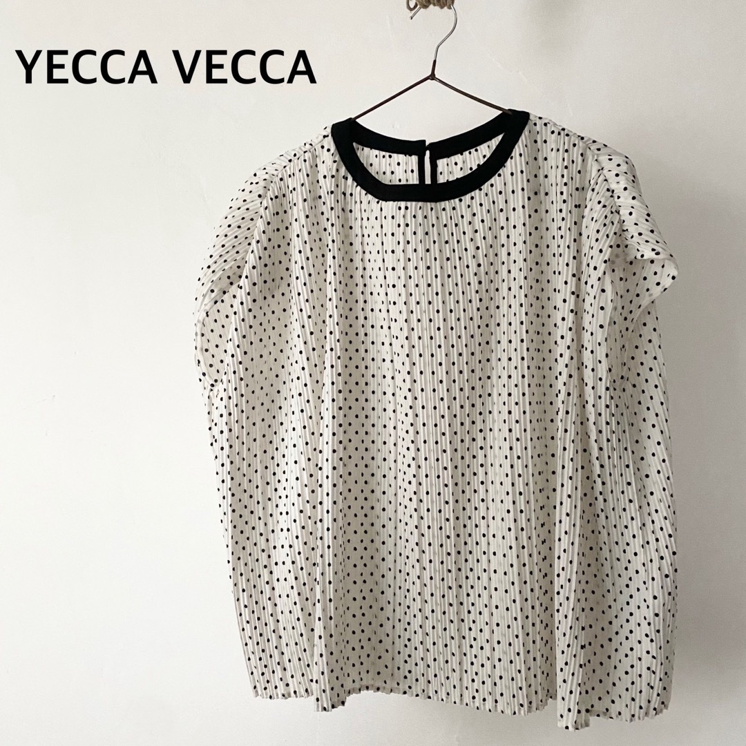 YECCA VECCA(イェッカヴェッカ)のイェッカヴェッカ　ドット柄　フレンチスリーブ　シャツ　トップス　フリーサイズ レディースのトップス(シャツ/ブラウス(半袖/袖なし))の商品写真