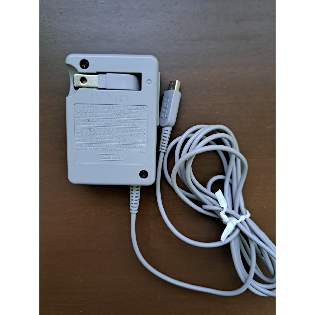 ニンテンドー3DS(ニンテンドー3DS)のNintendo 3DS ホワイト 充電器付き エンタメ/ホビーのゲームソフト/ゲーム機本体(携帯用ゲーム機本体)の商品写真