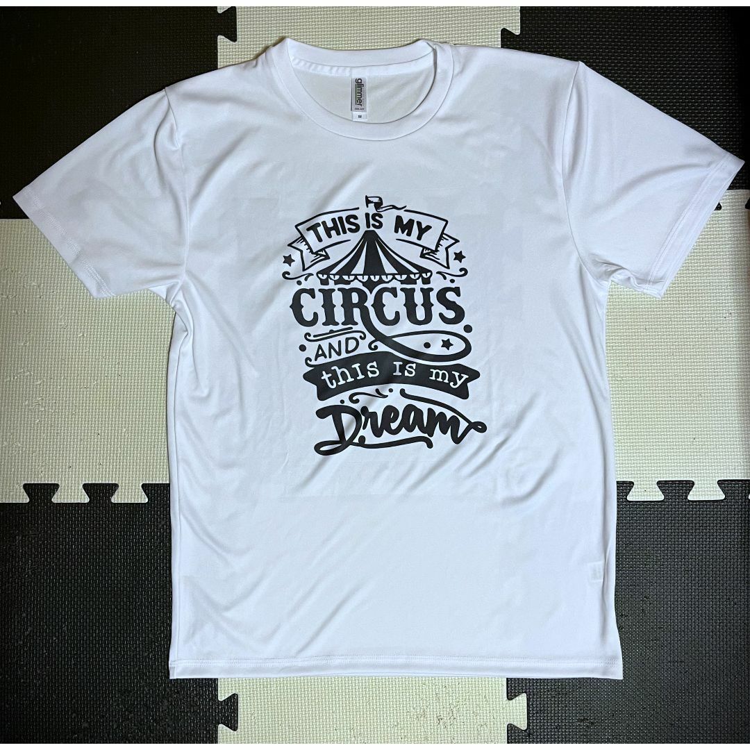 glimmer(グリマー)のglimmer  速乾  Tシャツ CIRCUS ホワイト Ⓜ 軽量100g レディースのトップス(Tシャツ(半袖/袖なし))の商品写真