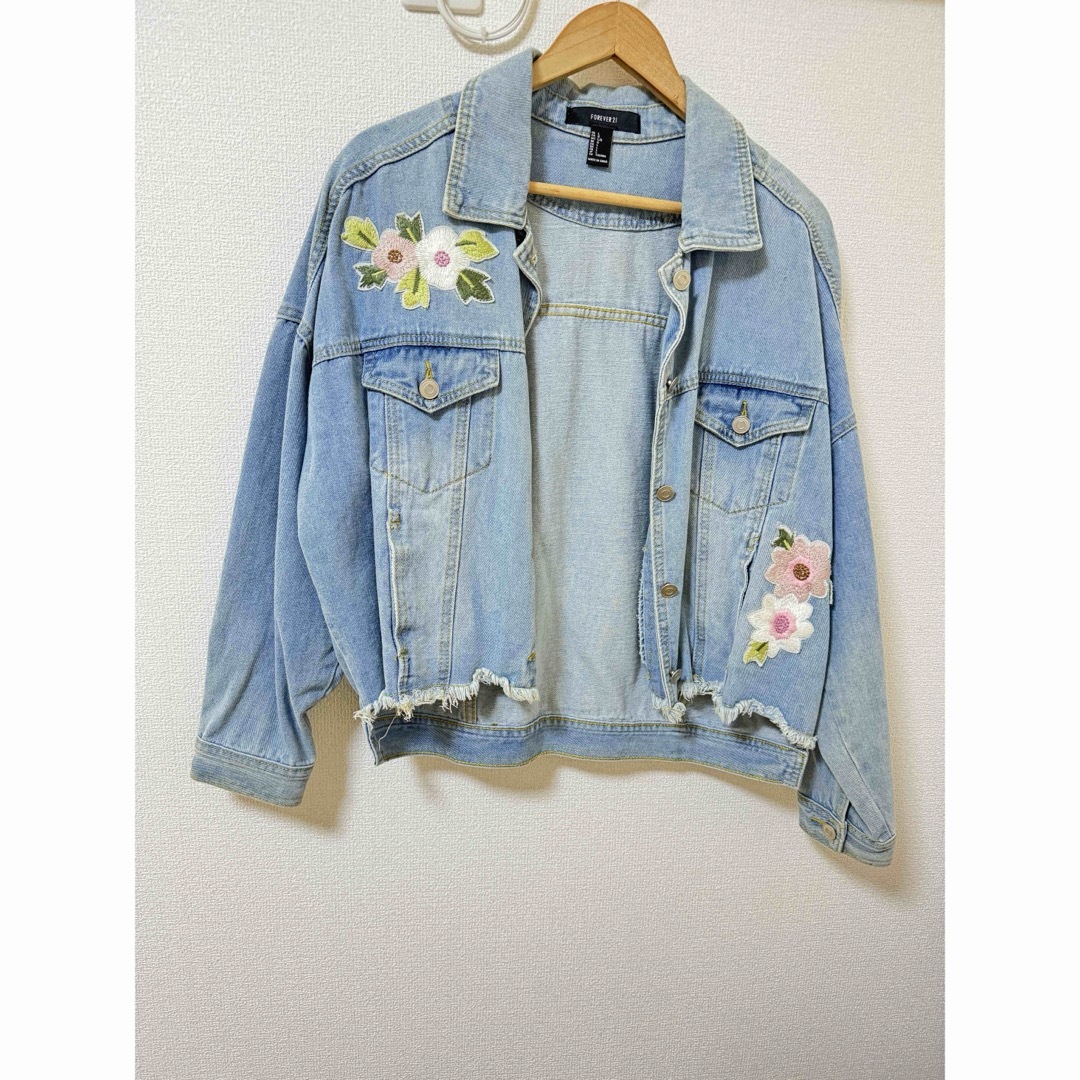 FOREVER 21(フォーエバートゥエンティーワン)のFOREVER21 フォーエバー21 花柄刺繍 デニムジャケット レディースのジャケット/アウター(Gジャン/デニムジャケット)の商品写真