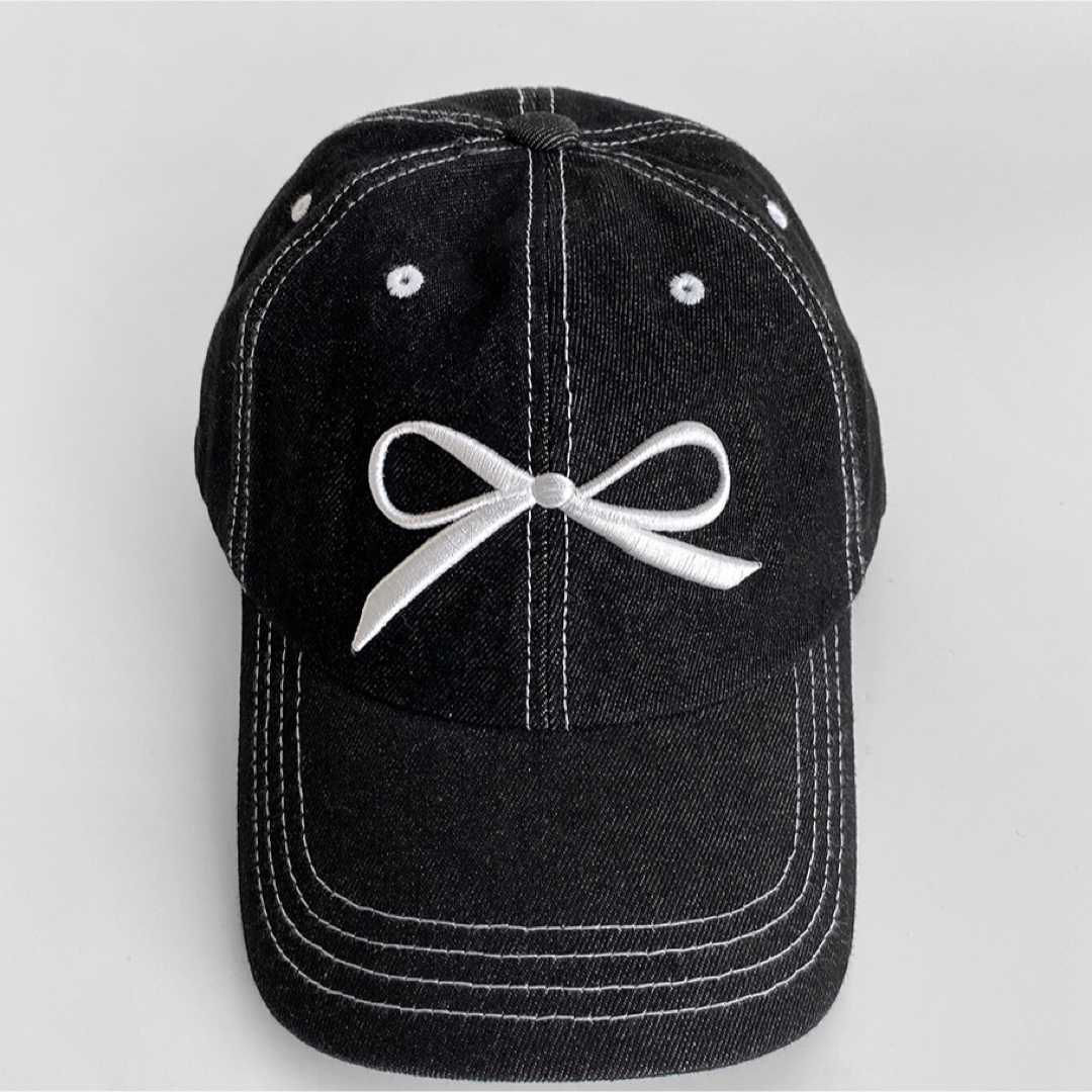 dholic(ディーホリック)の韓国限定 ulan codibook リボン刺繍デニムベースボールキャップ 黒 レディースの帽子(キャップ)の商品写真