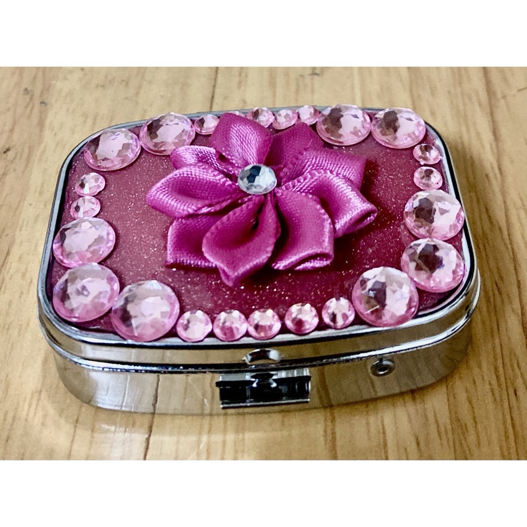 【即購入OK】　ハンドメイド　ピルケース　ピンク　つまみ花 ハンドメイドのファッション小物(その他)の商品写真