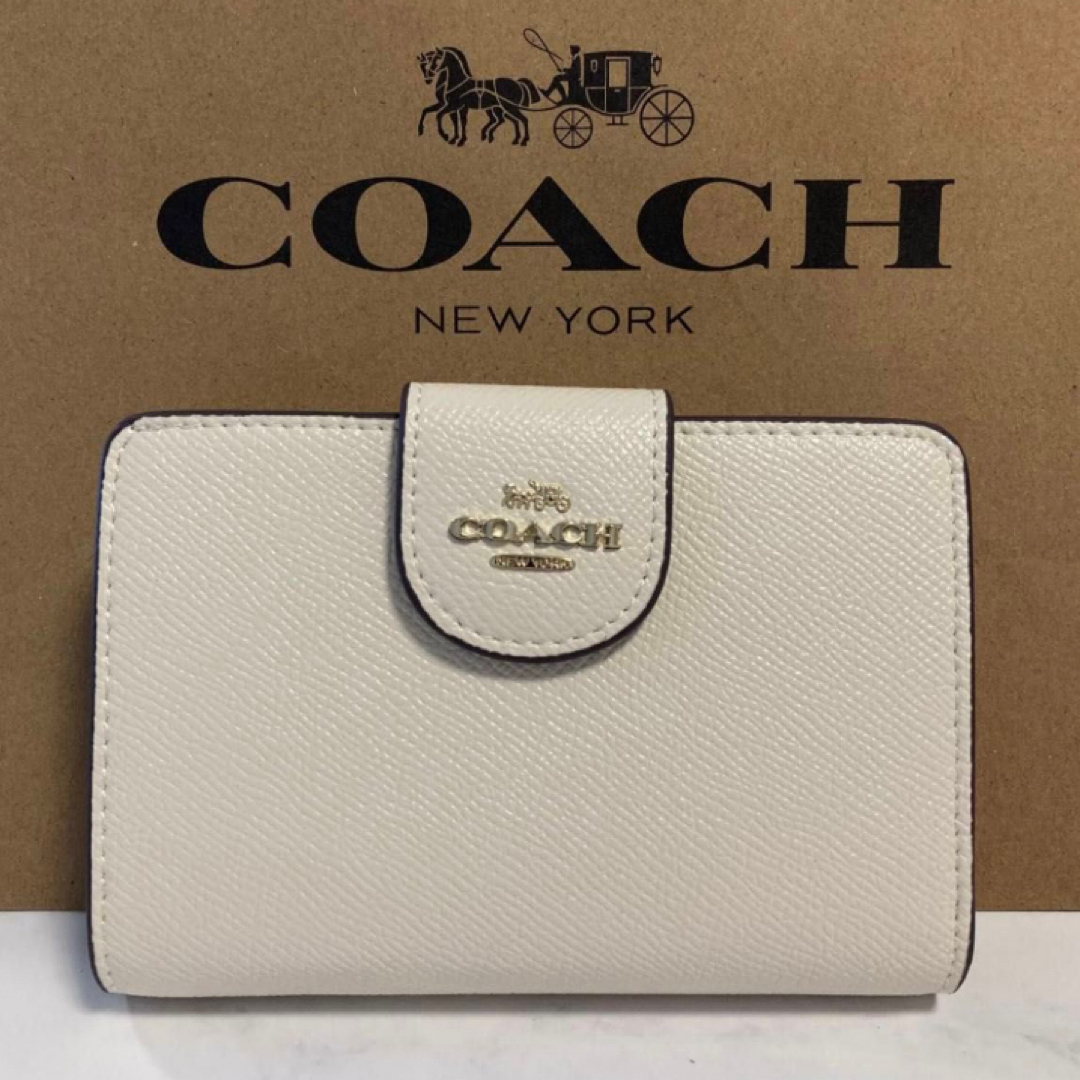 COACH(コーチ)の新品　コーチ　ホワイト　ワンポイント　二つ折り財布　小銭入れ有 レディースのファッション小物(財布)の商品写真