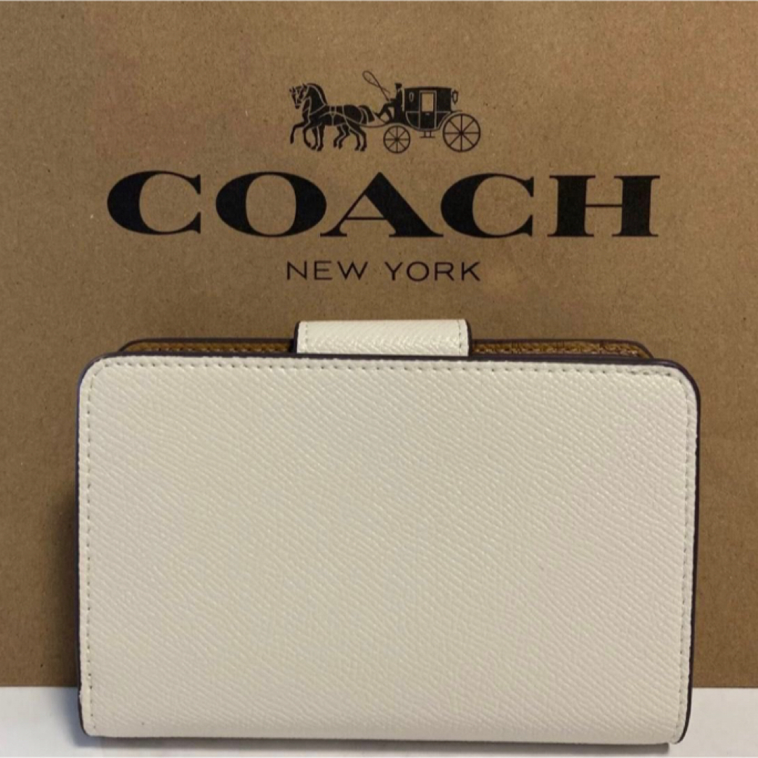 COACH(コーチ)の新品　コーチ　ホワイト　ワンポイント　二つ折り財布　小銭入れ有 レディースのファッション小物(財布)の商品写真