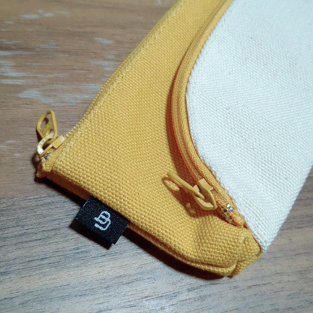 ペンケース　ポーチ　黄色　新品 レディースのファッション小物(ポーチ)の商品写真
