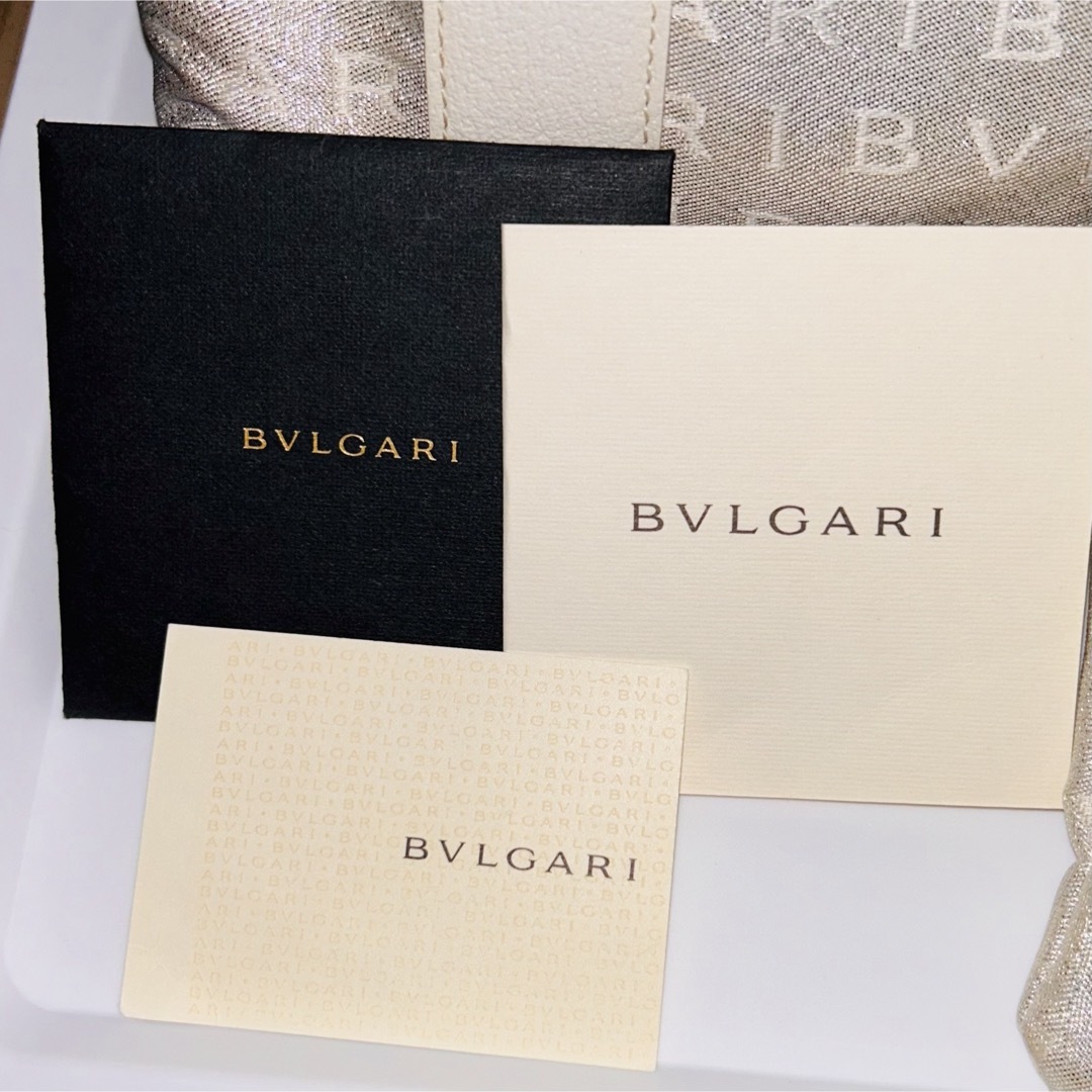 BVLGARI(ブルガリ)の【超希少ギャランティカード付】BVLGARI ロゴマニア　トートバッグ　シルバー レディースのバッグ(トートバッグ)の商品写真