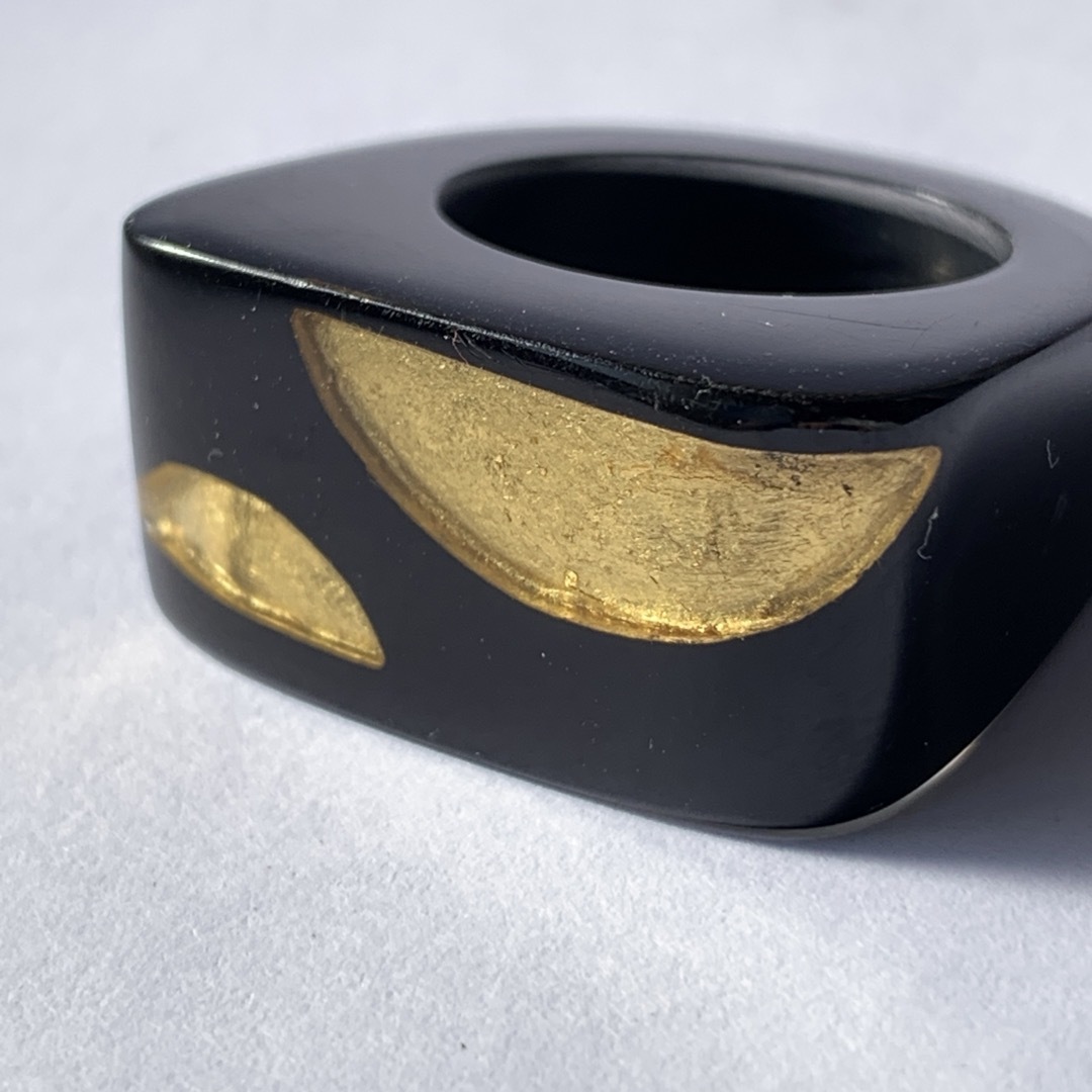 和風 漆塗調 リング 指輪 漆黒に半月金箔 15号くらい レディースのアクセサリー(リング(指輪))の商品写真