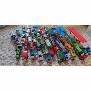 トーマス(THOMAS)のトーマス ミニプラレール 列車 駅 レール カプセル パーシー ゴードン 線路(電車のおもちゃ/車)