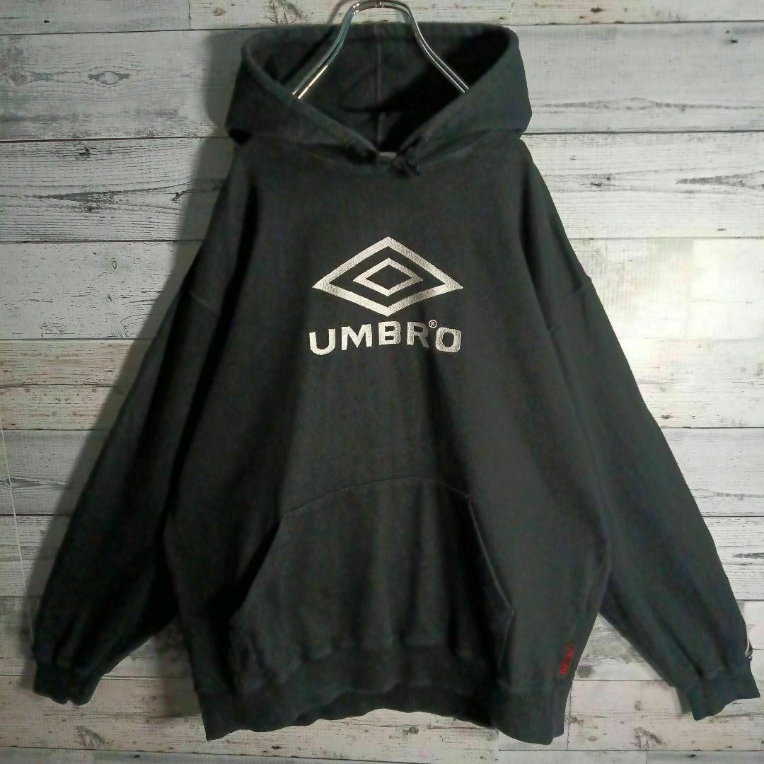 UMBRO(アンブロ)の【即完売品】アンブロ☆センター刺繍ロゴ入りパーカー 袖ロゴ 太アーム 定番 人気 メンズのトップス(パーカー)の商品写真