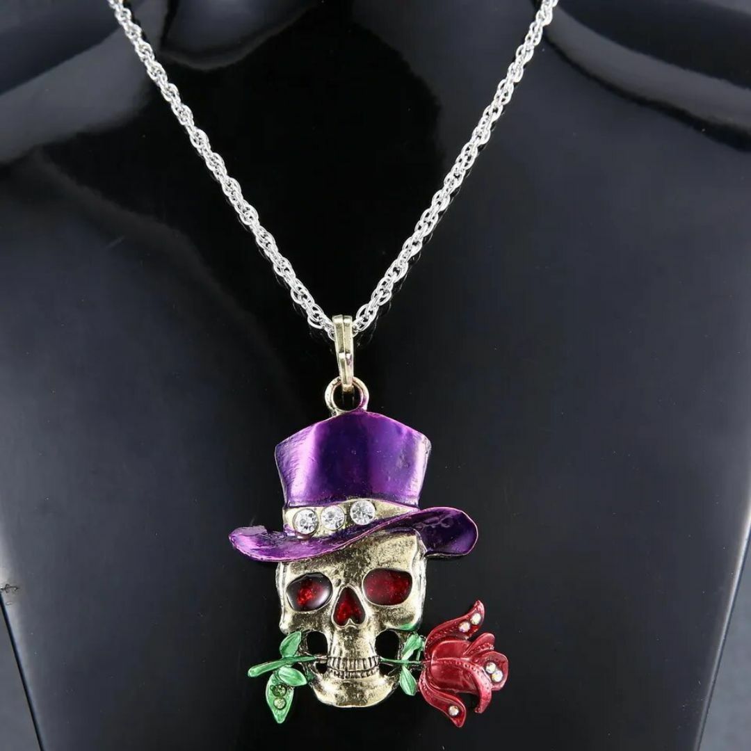 ドクロ ハット バラ ネックレス パープル 髑髏 骨 頭蓋骨 帽子 花 フラワー レディースのアクセサリー(ネックレス)の商品写真