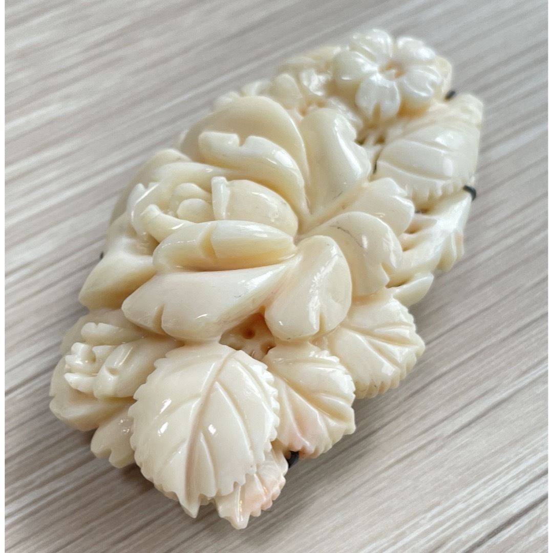 【美品 特大】白珊瑚 薔薇 彫刻 帯留め レディースの水着/浴衣(和装小物)の商品写真