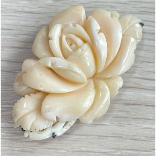 【美品】白珊瑚 薔薇 彫刻 帯留め(和装小物)