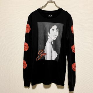 ミュージックティー(MUSIC TEE)のアメリカ古着　SELENA セレーナ バラ柄 袖プリント ロンT バンドT(Tシャツ/カットソー(七分/長袖))