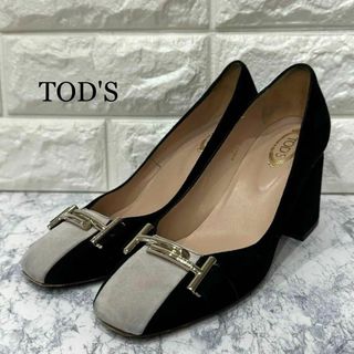 トッズ(TOD'S)の美品 TOD'S ロゴプレート スエード パンプス ゴールド ブラック 22.5(ハイヒール/パンプス)