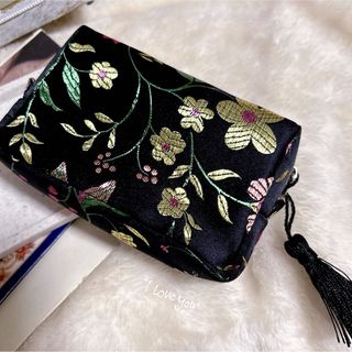 ROSE BUD - 【ROSE BUD】新品　サテン　刺繍　ボックス　ポーチ　タッセル　化粧ポーチ