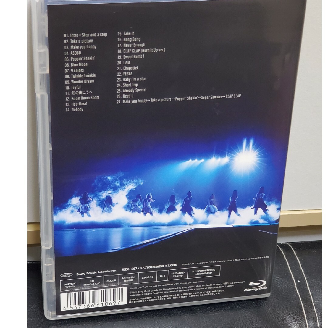 NiziU(ニジュー)のNiziU　Live　with　U　2022“Burn　it　Up”in　TO… エンタメ/ホビーのDVD/ブルーレイ(ミュージック)の商品写真