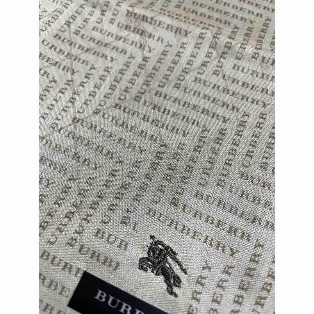 BURBERRY(バーバリー)のバーバリー⭐️レア柄⭐️透かし模様入り⭐️ロゴデザイン⭐️大判ハンカチ メンズのファッション小物(ハンカチ/ポケットチーフ)の商品写真