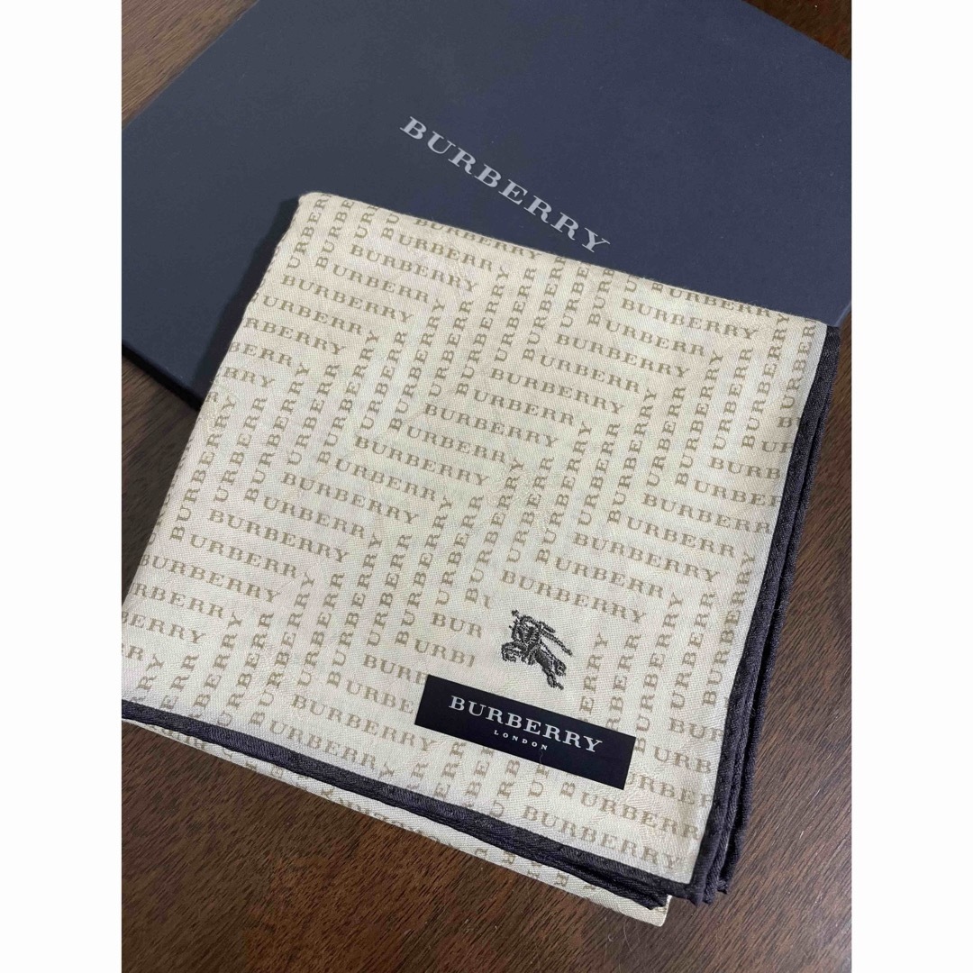 BURBERRY(バーバリー)のバーバリー⭐️レア柄⭐️透かし模様入り⭐️ロゴデザイン⭐️大判ハンカチ メンズのファッション小物(ハンカチ/ポケットチーフ)の商品写真