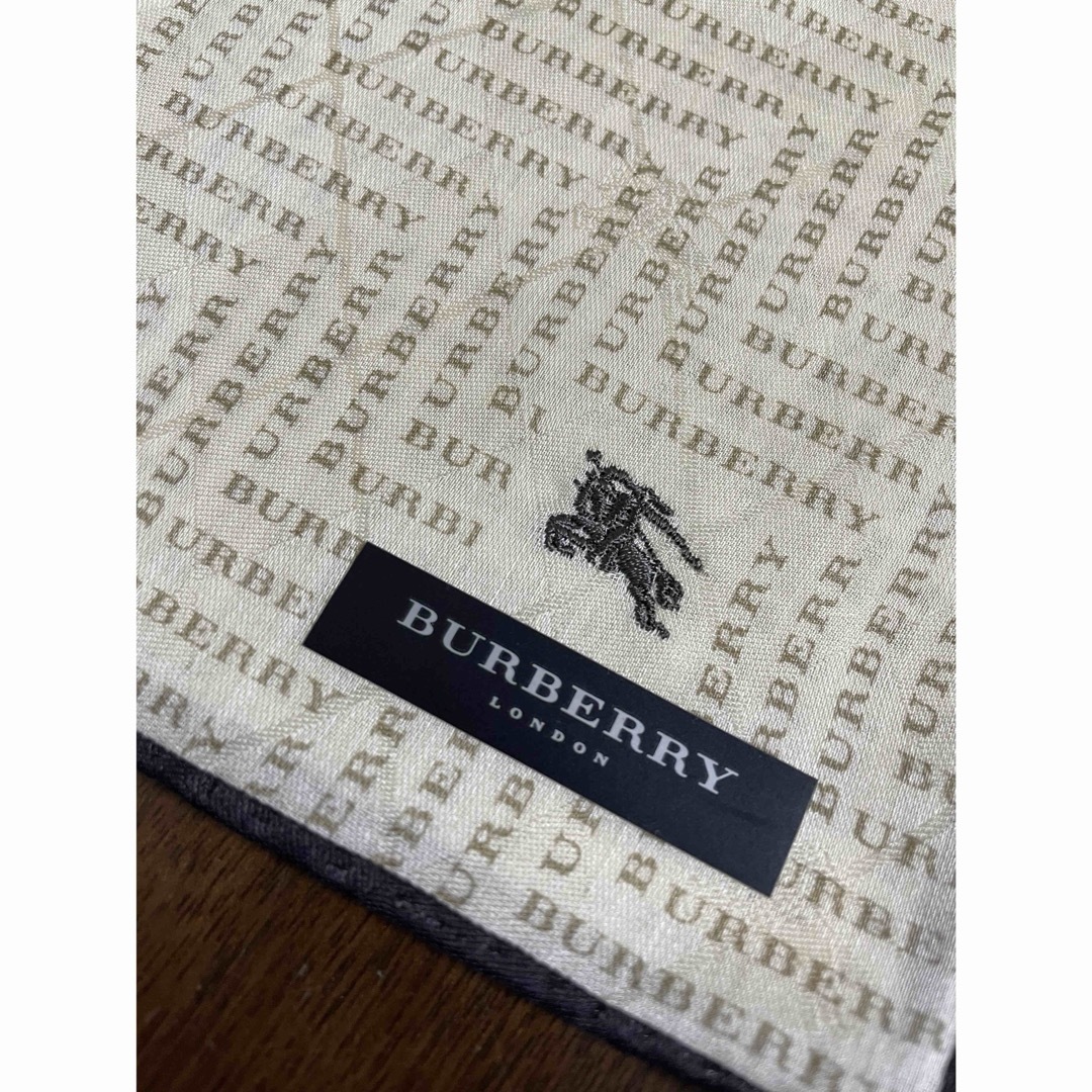 BURBERRY(バーバリー)のバーバリー⭐️レア柄⭐️透かし模様入り⭐️ロゴデザイン⭐️大判ハンカチ メンズのファッション小物(ハンカチ/ポケットチーフ)の商品写真