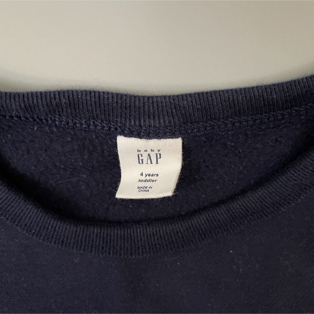 babyGAP(ベビーギャップ)のbabyGAP裏起毛トレーナー105サイズ キッズ/ベビー/マタニティのキッズ服男の子用(90cm~)(Tシャツ/カットソー)の商品写真