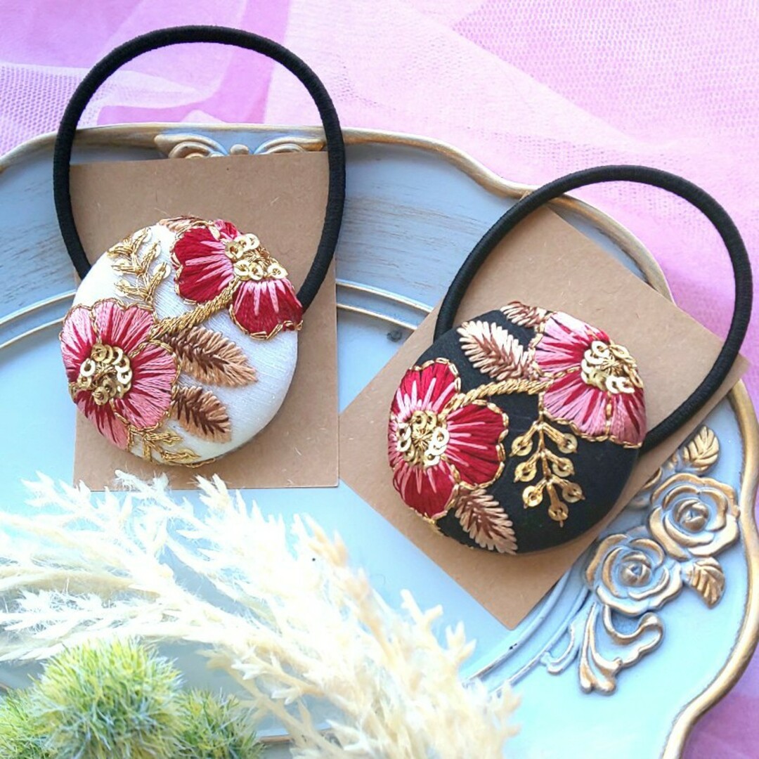 黒と白の花模様インド刺繍くるみボタンヘアゴムのセット ハンドメイドのアクセサリー(ヘアアクセサリー)の商品写真