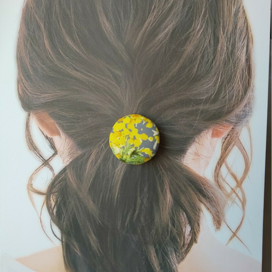 ミモザの花模様くるみボタンヘアゴム ハンドメイドのアクセサリー(ヘアアクセサリー)の商品写真