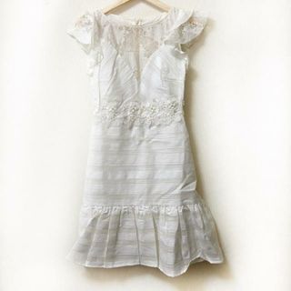 ブルマリン(Blumarine)のBLUMARINE(ブルマリン) ワンピース サイズI38 レディース - 白 クルーネック/半袖/ひざ丈/パール/レース/フラワー(花)(その他)