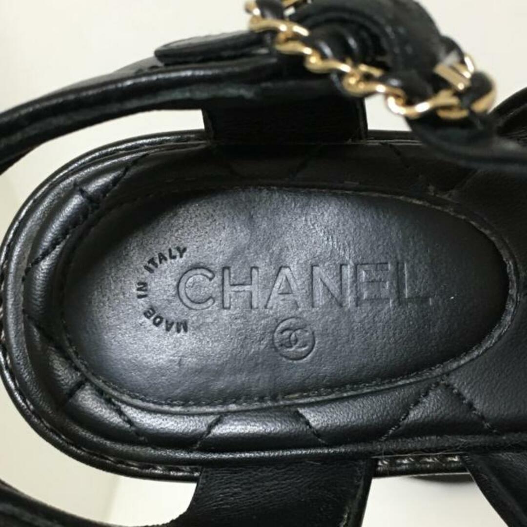 CHANEL(シャネル)のCHANEL(シャネル) サンダル 35 1/2C レディース - G31502 黒 ゴールド金具/チェーン/マトラッセ/アウトソール張替済 ラムスキン レディースの靴/シューズ(サンダル)の商品写真