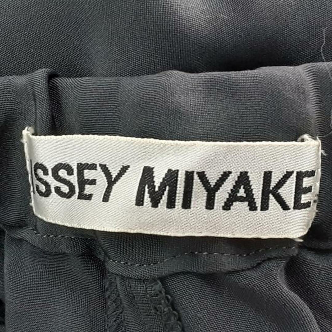 ISSEY MIYAKE(イッセイミヤケ)のISSEYMIYAKE(イッセイミヤケ) パンツ サイズM レディース - ダークグレー フルレングス レディースのパンツ(その他)の商品写真