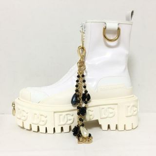 ドルチェアンドガッバーナ(DOLCE&GABBANA)のDOLCE&GABBANA(ドルチェアンドガッバーナ) ショートブーツ 36 レディース - 白×アイボリー エナメル（レザー）×ラバー(ブーツ)