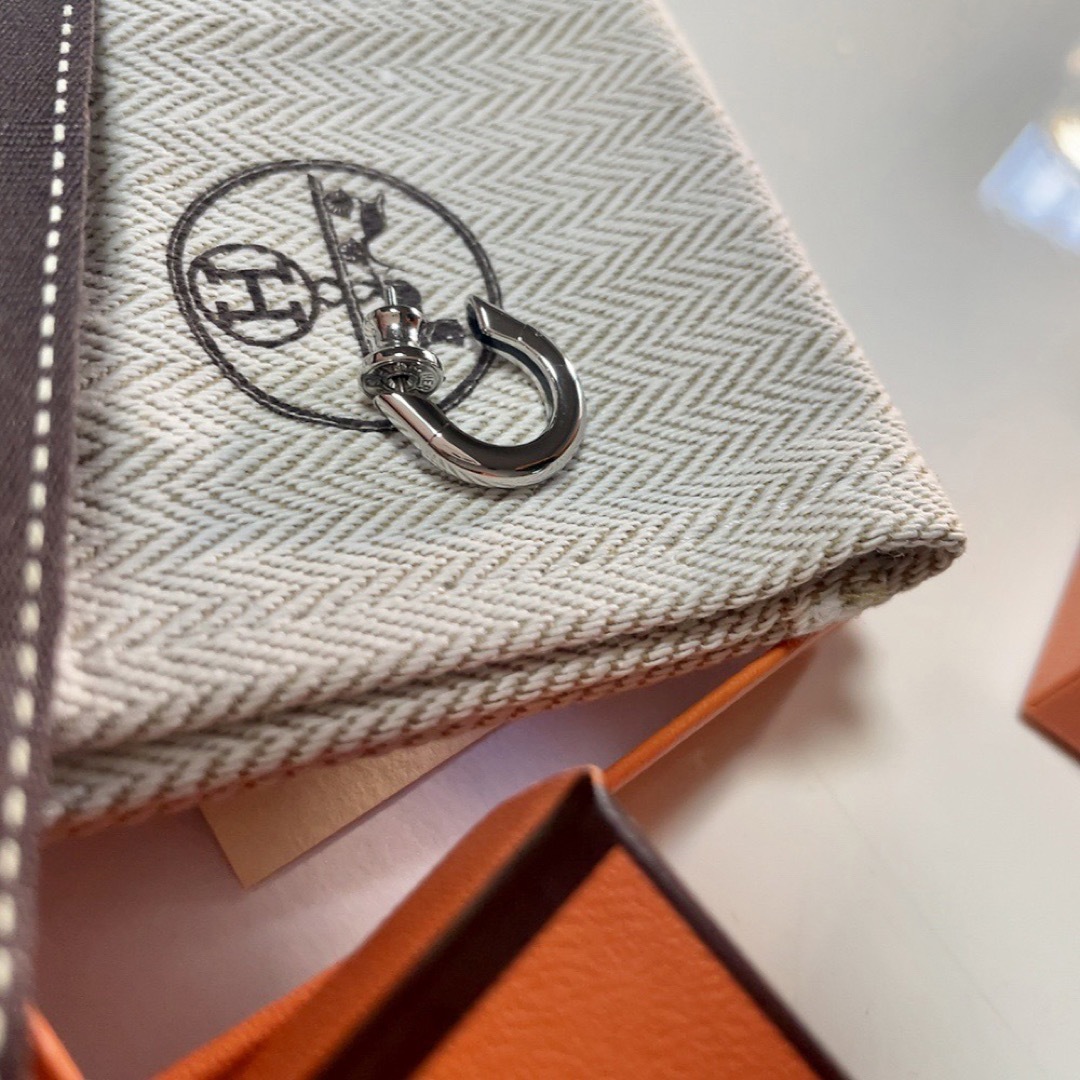 Hermes(エルメス)の新品未使用 エルメス シングルピアス サボ 片耳用 メンズジュエリー 黒 メンズのアクセサリー(ピアス(片耳用))の商品写真