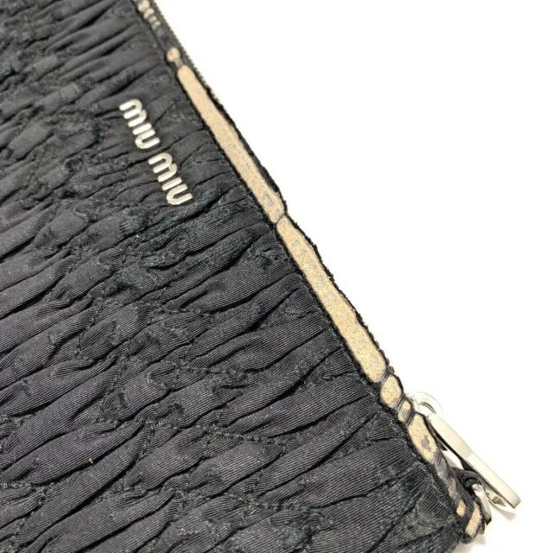 miumiu(ミュウミュウ)のmiumiu(ミュウミュウ) ポーチ - 黒 キルティング 化学繊維 レディースのファッション小物(ポーチ)の商品写真
