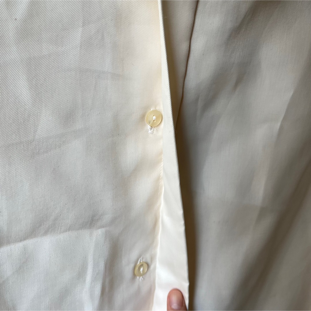 古着｜クリームシャツ　simree 可愛い　丸み襟　肩ペット付き　昭和レトロ レディースのトップス(シャツ/ブラウス(長袖/七分))の商品写真