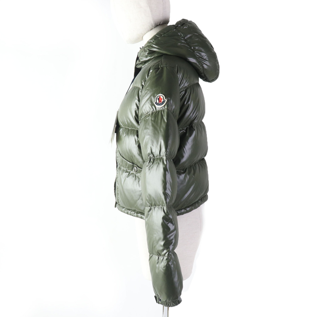 MONCLER(モンクレール)の未使用品☆MONCLER モンクレール 2022年製 BARDANETTE ロゴワッペン・フード付 ショート丈 ダウンジャケット カーキ 0 ハンガー付き ブルガリア製 国内正規品 レディース レディースのジャケット/アウター(ダウンジャケット)の商品写真