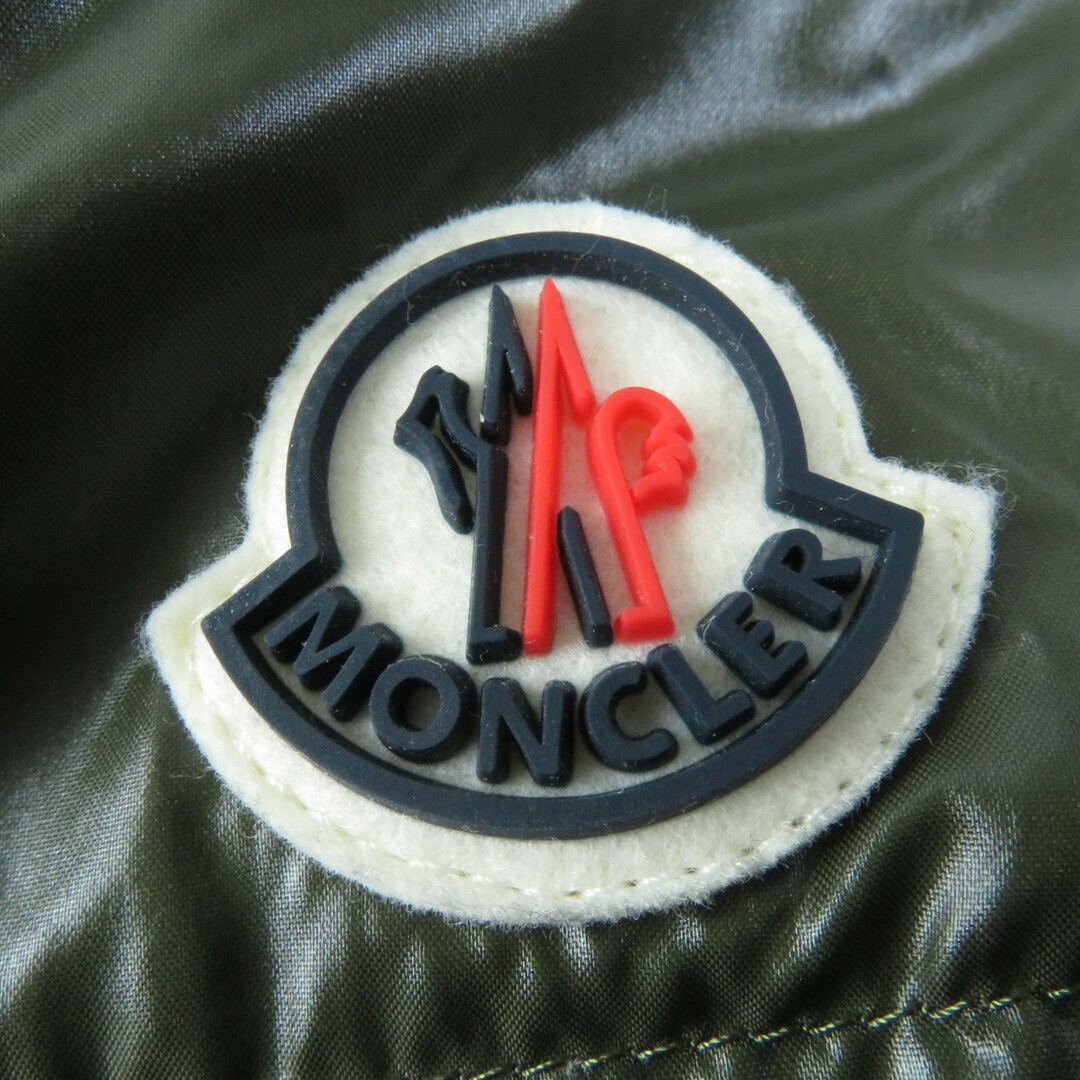 MONCLER(モンクレール)の未使用品☆MONCLER モンクレール 2022年製 BARDANETTE ロゴワッペン・フード付 ショート丈 ダウンジャケット カーキ 0 ハンガー付き ブルガリア製 国内正規品 レディース レディースのジャケット/アウター(ダウンジャケット)の商品写真