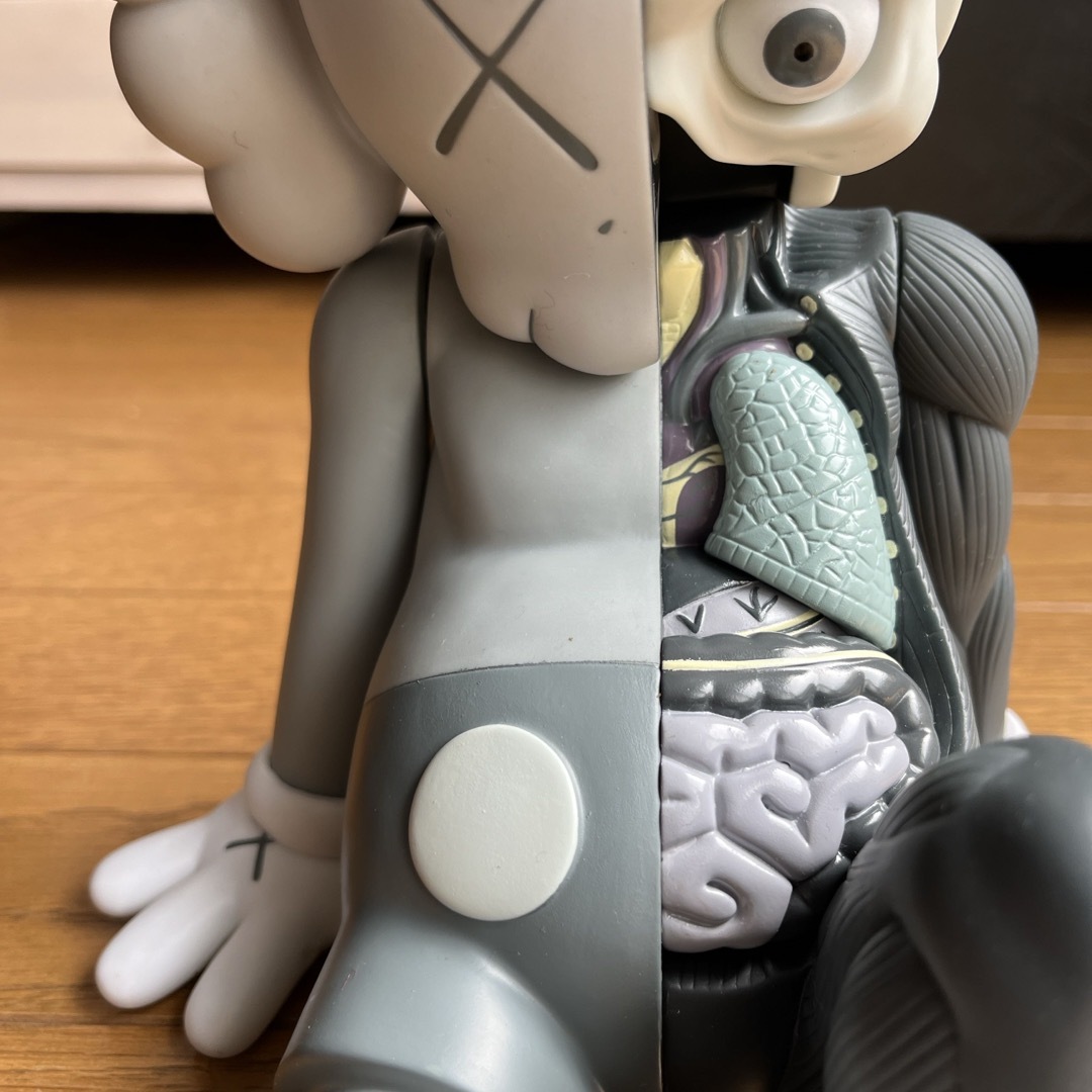 KAWS (カウズ)MEDICOMTOYメディコムトイ座り姿 (グレー) エンタメ/ホビーのフィギュア(その他)の商品写真