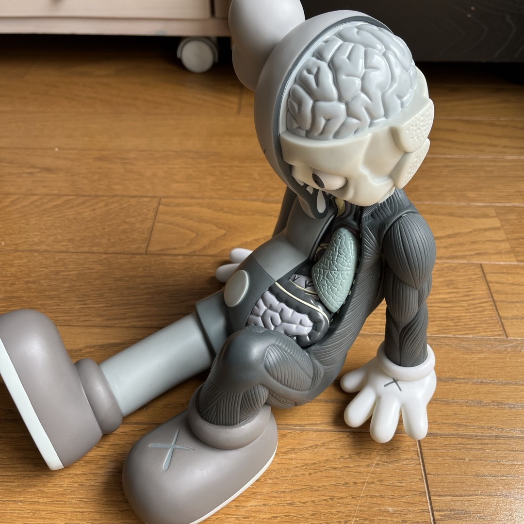 KAWS (カウズ)MEDICOMTOYメディコムトイ座り姿 (グレー) エンタメ/ホビーのフィギュア(その他)の商品写真