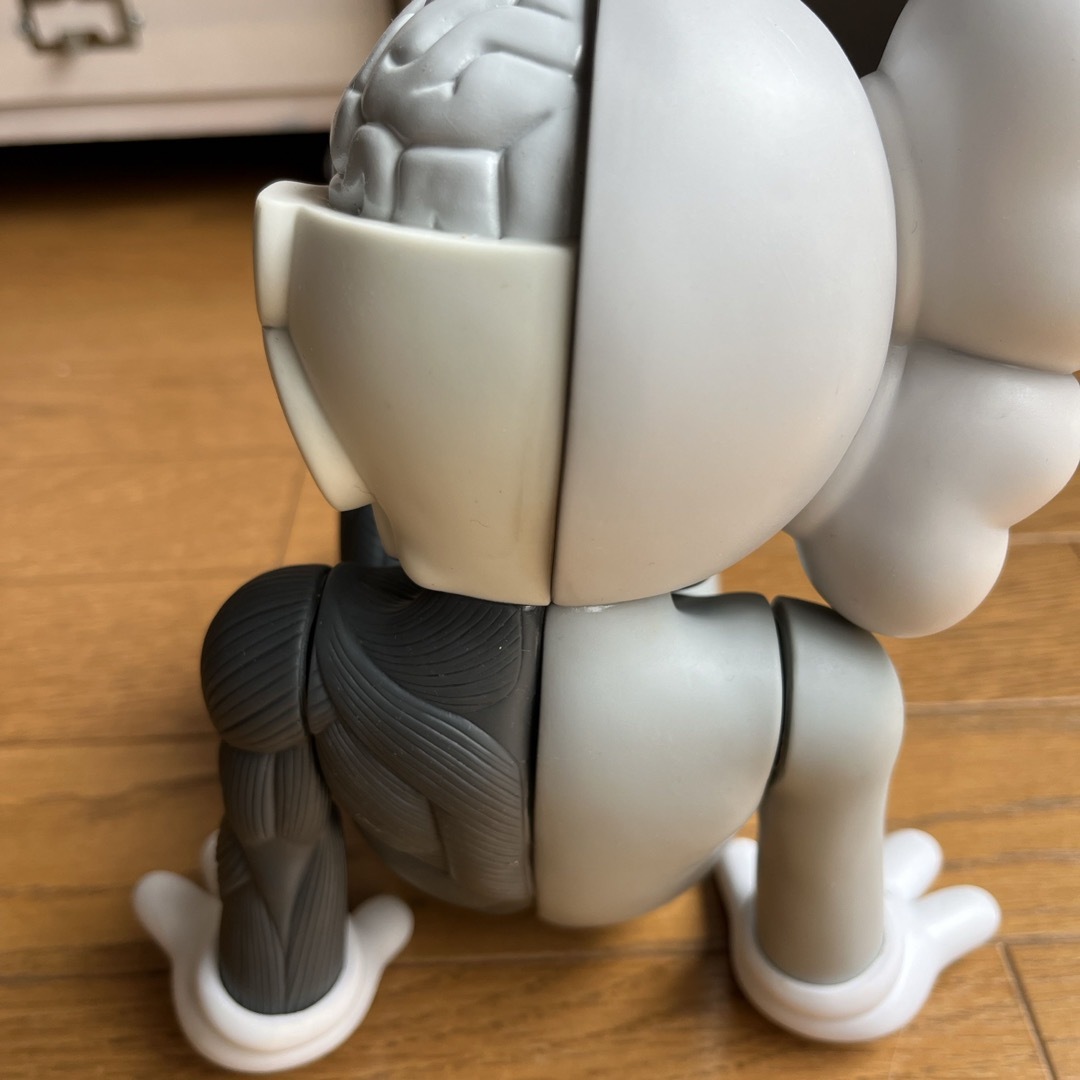 KAWS (カウズ)MEDICOMTOYメディコムトイ座り姿 (グレー) エンタメ/ホビーのフィギュア(その他)の商品写真