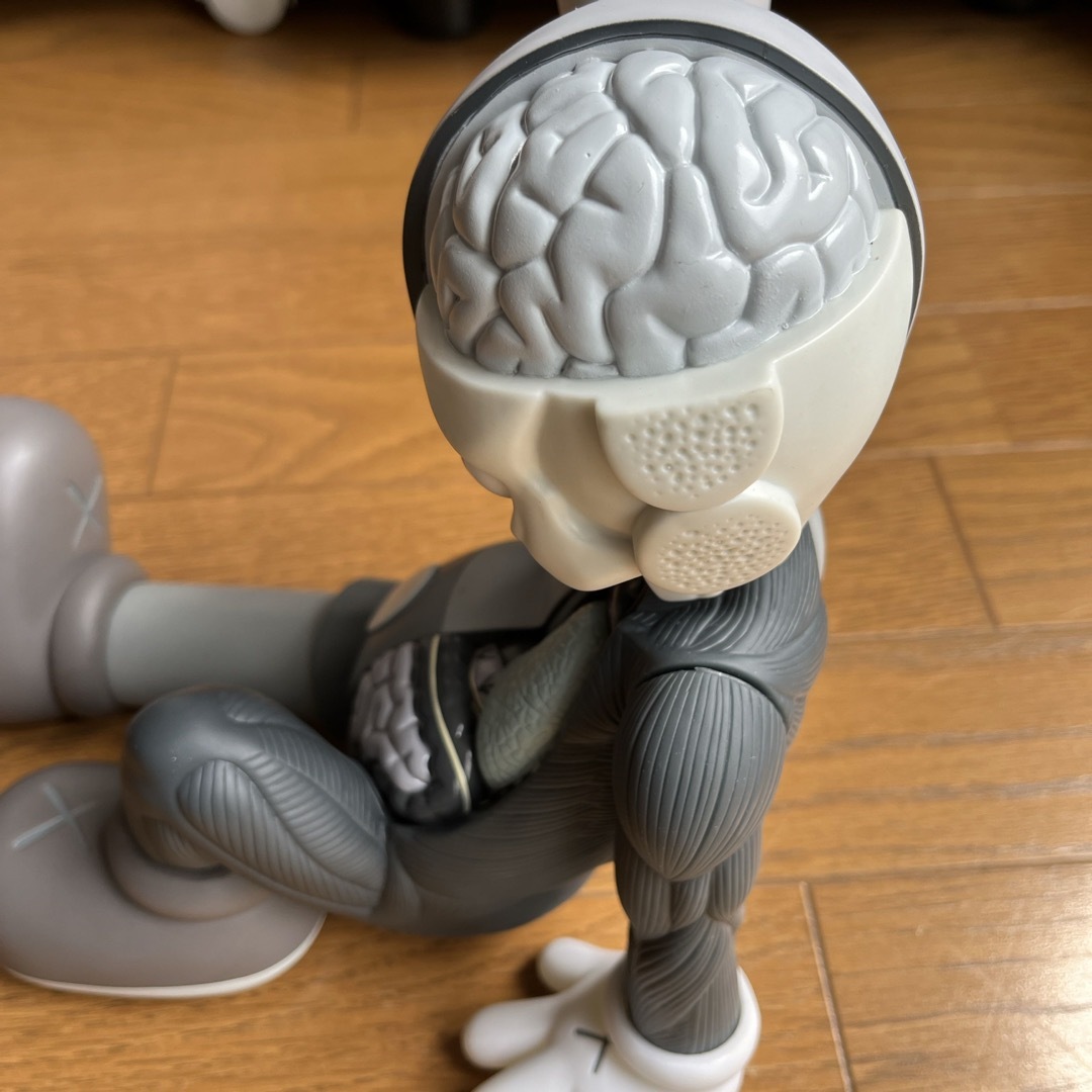 KAWS (カウズ)MEDICOMTOYメディコムトイ座り姿 (グレー) エンタメ/ホビーのフィギュア(その他)の商品写真