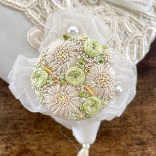 刺繍ブローチorヘアゴム✳︎フラワーボックスlight Green(コサージュ/ブローチ)