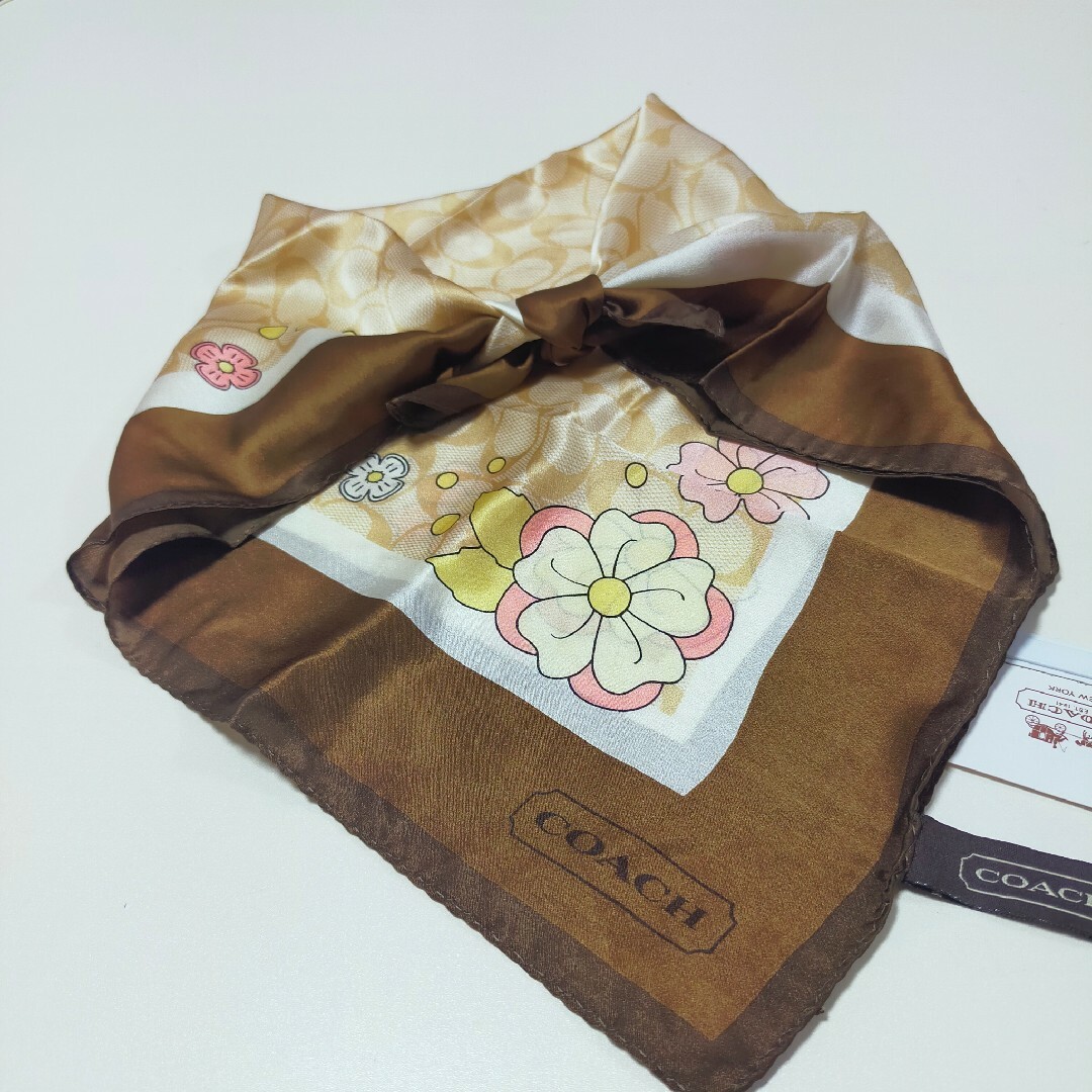 COACH(コーチ)の新品☆COACH　シグネチャー　シルク　スカーフ　花柄　ブラウン　絹　ハンカチ レディースのファッション小物(バンダナ/スカーフ)の商品写真