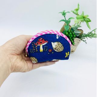 【再販】ミニポーチ☆ハリネズミときのこ（ネイビー）小銭入れ　イヤフォンケース(ポーチ)