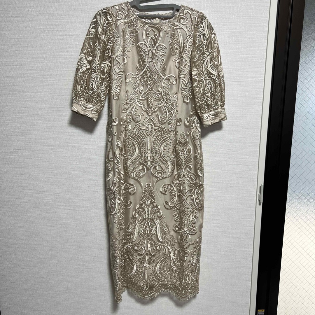 haremode エンブロイダリーコクーンドレス　ベージュ レディースのフォーマル/ドレス(ミディアムドレス)の商品写真