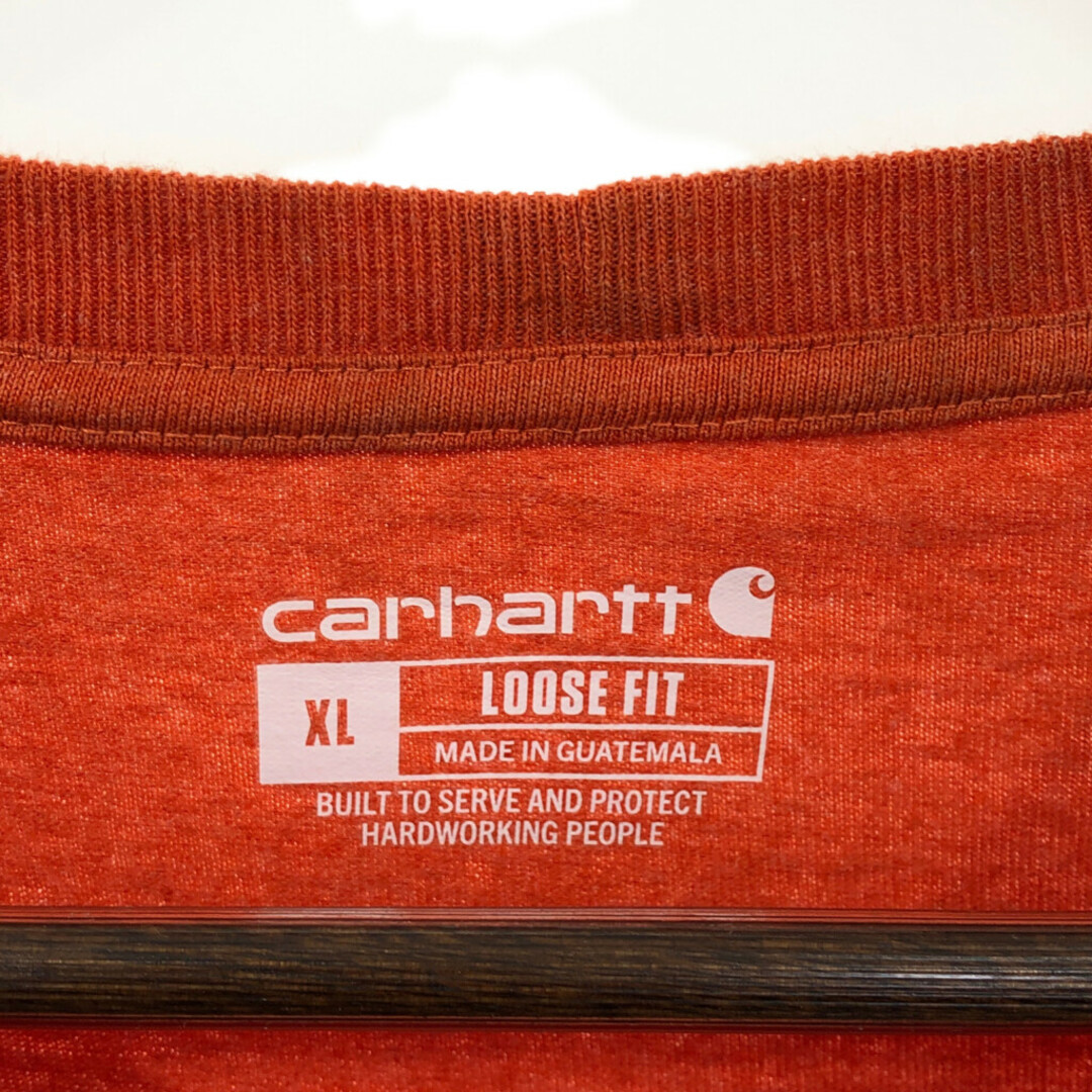 carhartt(カーハート)のCarhartt カーハート ロゴ 長袖Ｔシャツ アメカジ オレンジ (メンズ XL) 中古 古着 Q2995 メンズのトップス(Tシャツ/カットソー(七分/長袖))の商品写真