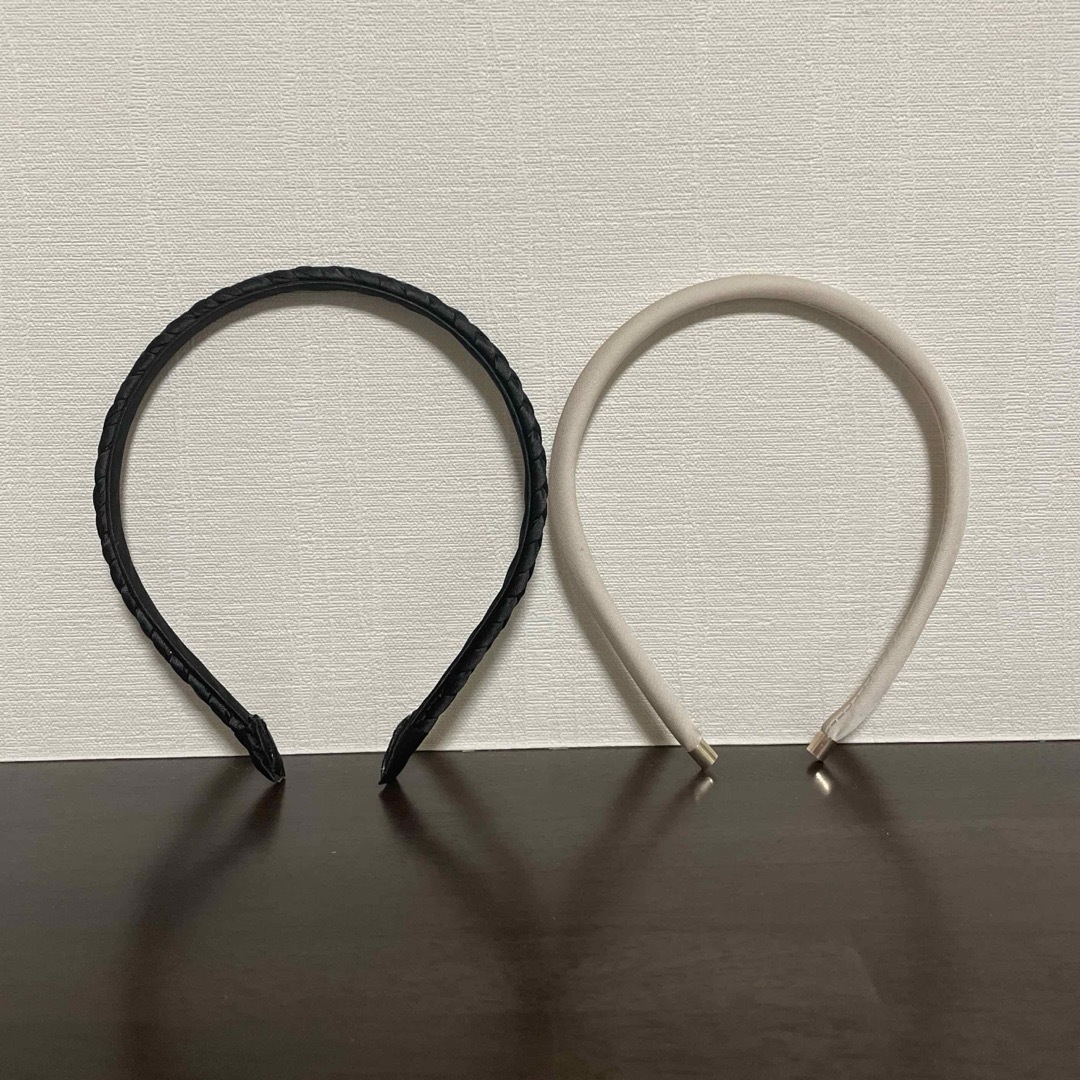 H&M(エイチアンドエム)の3coins ホフホワイト H&M ブラック カチューシャ ヘッドアクセサリー レディースのヘアアクセサリー(カチューシャ)の商品写真