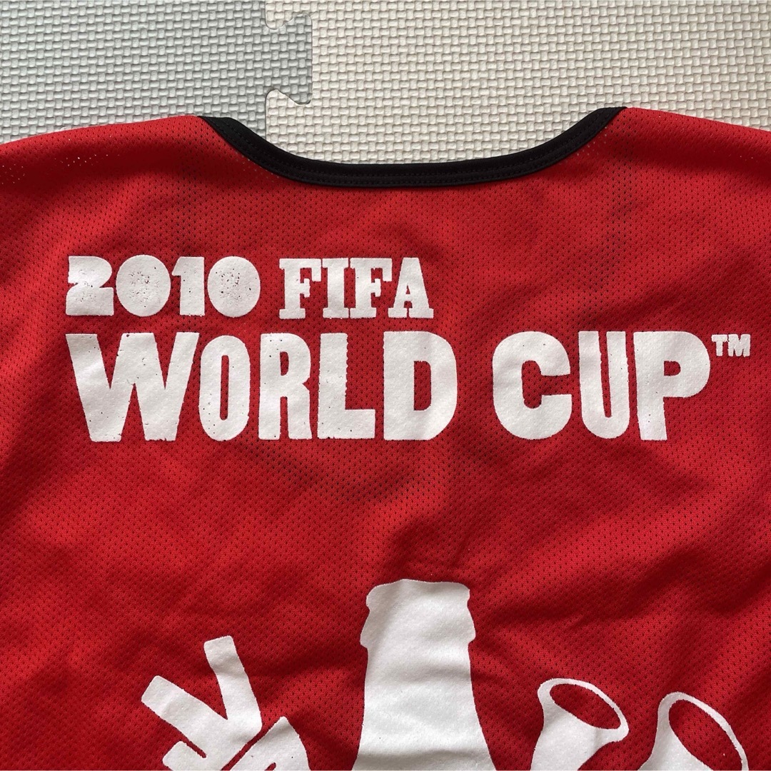 コカ・コーラ(コカコーラ)のコカコーラ　FIFA WORLD CUP 2010年　サッカー　ベスト　ゼッケン スポーツ/アウトドアのサッカー/フットサル(記念品/関連グッズ)の商品写真