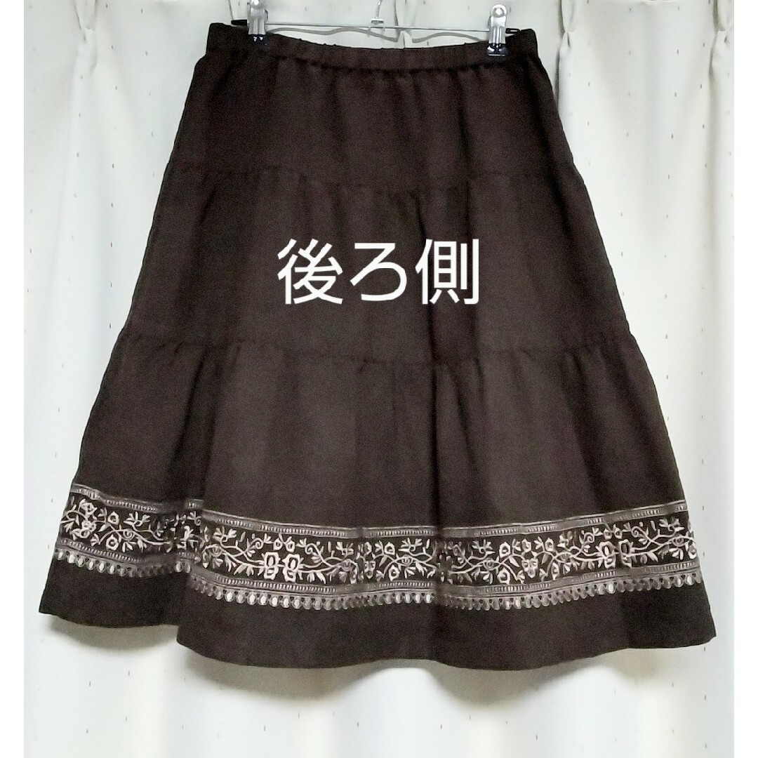 【ゴムウエストで楽チン♪】ひざ丈フレアスカート　こげ茶生地×ベージュ刺繍 レディースのスカート(ひざ丈スカート)の商品写真